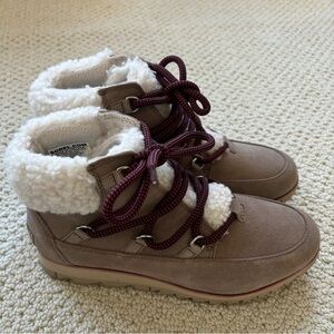 Sorrel. Like new/worn one time. Super cozy! Size 7